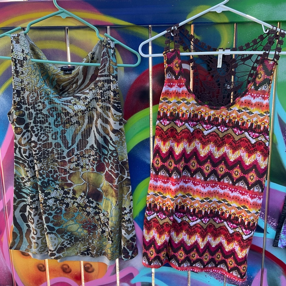 2 women’s tanks for 1 low price 💚